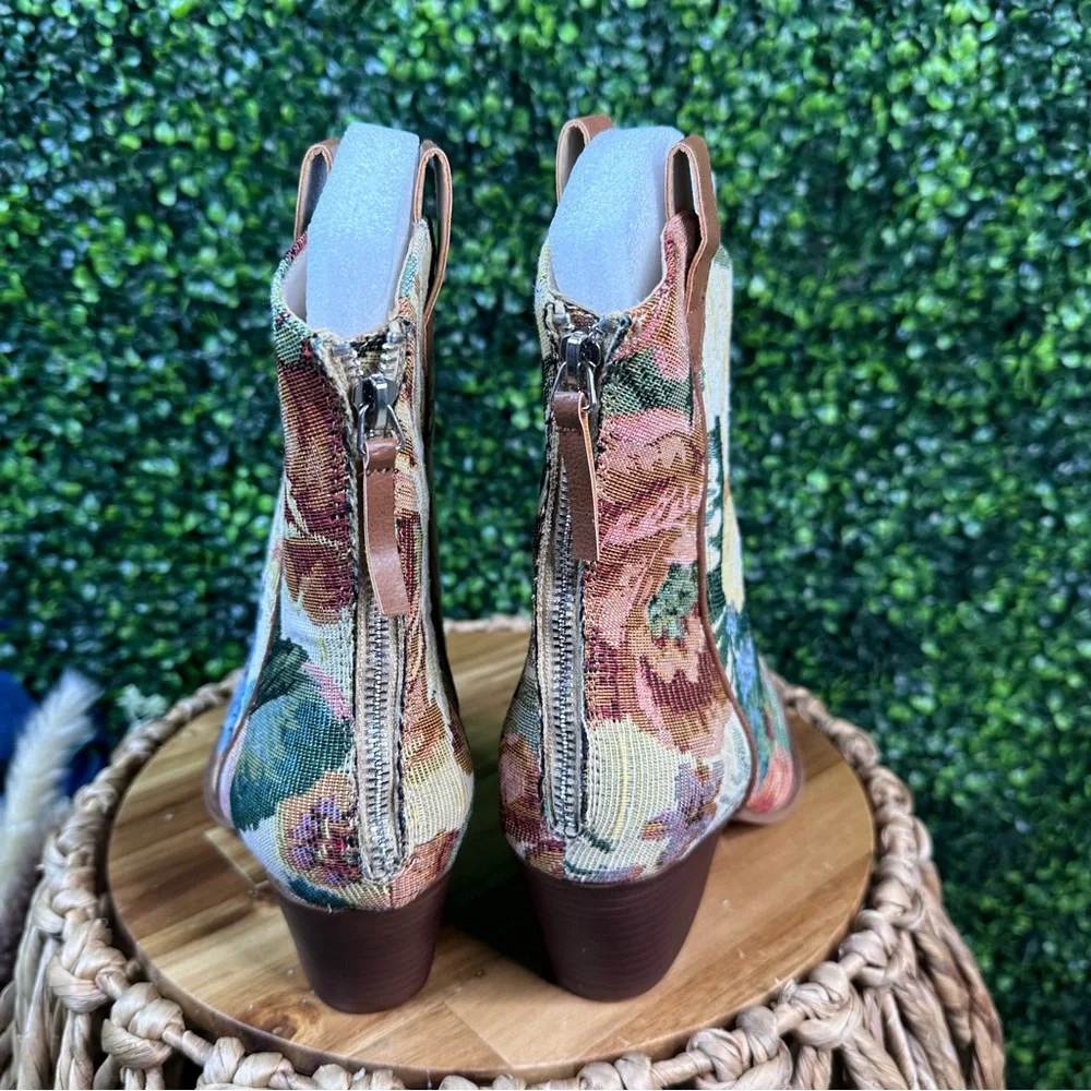 NWT Vintage Floral jacquard tapestry western Boot- vegan leather New Kaiya boots